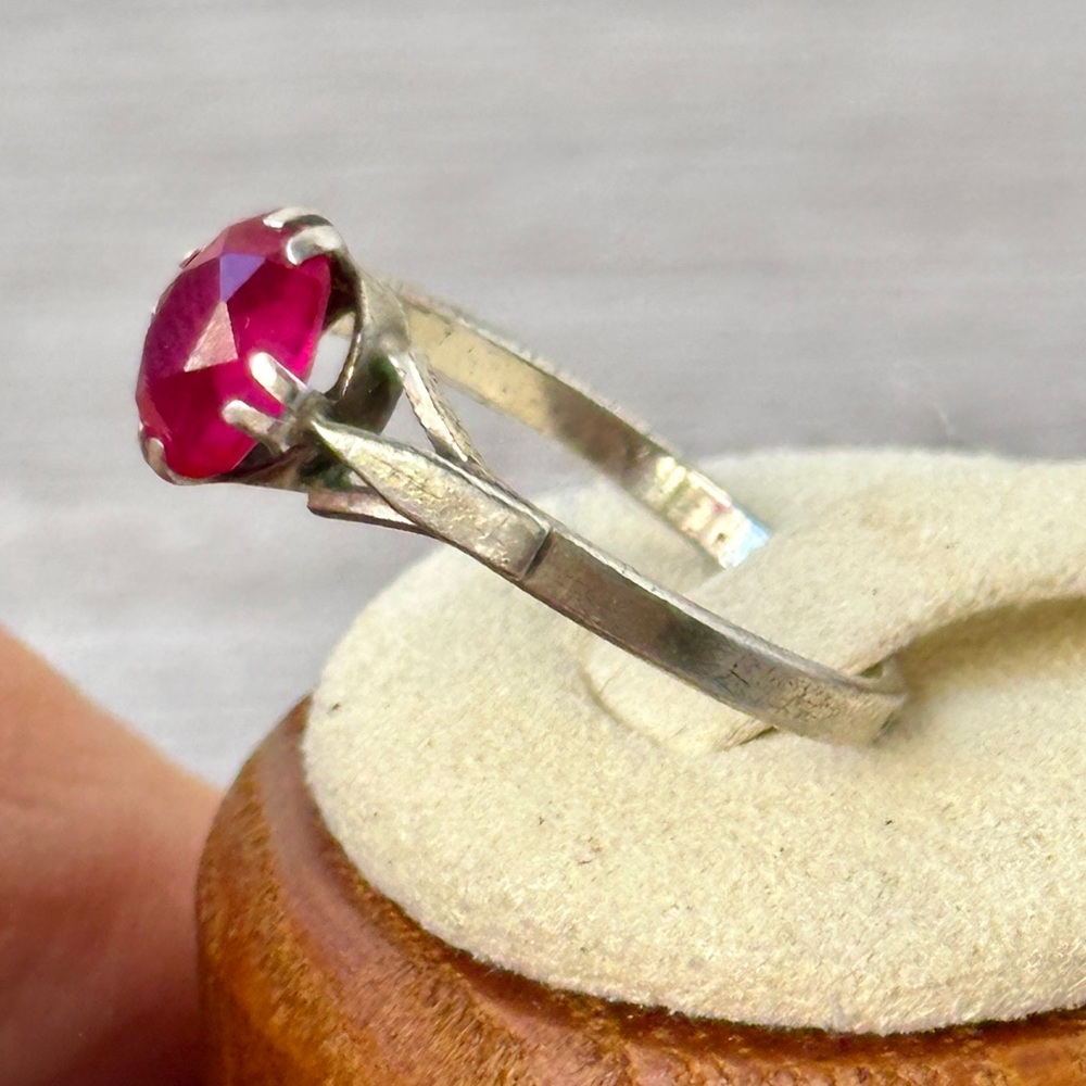 Elegant Silver Vintage Soviet Ruby Ring With Spli… - image 1
